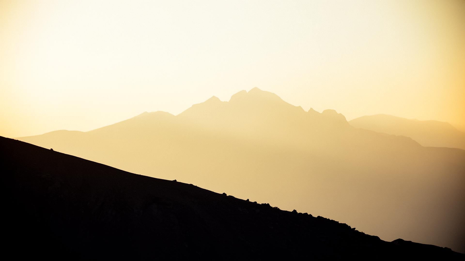 Bergkette im goldenen Abendlicht